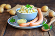Kartoffelsalat mit Würstchen und Senf