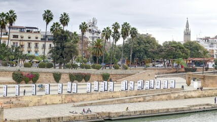 Wall Mural - La tour de l'or sur les rives de la rivière à Guadalquivir à Séville