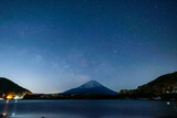 Fototapeta Londyn - 山梨県精進湖と富士山と天の川の星空