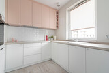Fototapeta  - Kuchnia w minimalistycznym nowoczesnym stylu. Białe i różowe fronty mebli oraz sprzęt.