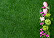 karta z kwiatami, różowa kompozycja na trawie