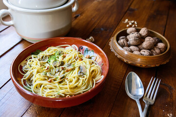 Mushroom spaghetti pasta whit basil and parsley sauce 