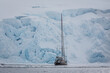 Hintergrund, Abenteurer mit dem Segelboot im ewigen Eis der Antarktis