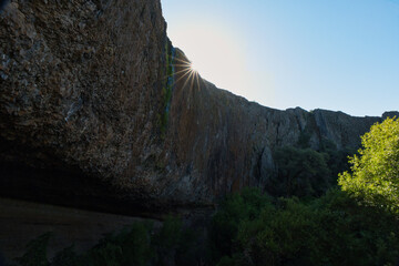 Wall Mural - Sun cresting over cliff wall at tabletop mountain in northern California under dry phantom falls