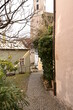 Kleine Seitengasse in Burghausen, mit Blick auf die Kirche St. Jakob in Burghausen, Bayern, Deutschland, 19.03.2022	