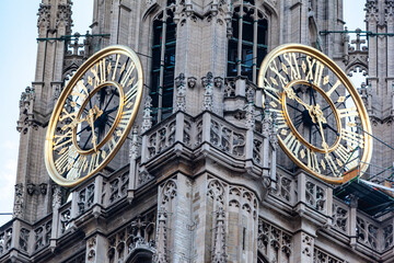 Canvas Print - Low angle shot of the clock tower of the Church of our lady of Antwerp on a sunny day, Belgium