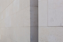 Modern Light Architecture With Clear Lines. Light Stone Facade. Moderne Helle Architektur Mit Klaren Linien. Helle Steinfassade. 