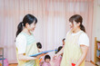 © maroke - 引き継ぎをする保育士
