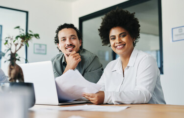 Aufkleber - We make a really good team. Shot of two young businesspeople working in an office.