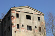 Mur zbudowany z czerwonej cegły w starym budynku przemysłowym.