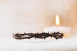 예수그리스도의 고난의 십자가와 죽음과 부활을 상징하는 가시면류관과 밝게 빛나는 촛불 배경
