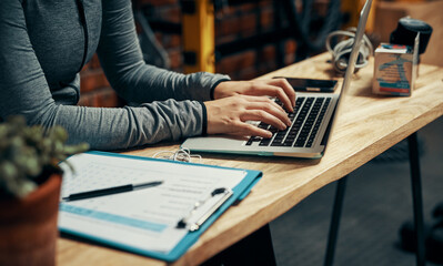 Aufkleber - Im sending out our monthly newsletter to our gym members. Cropped shot of an unrecognizable woman using a laptop at her desk.