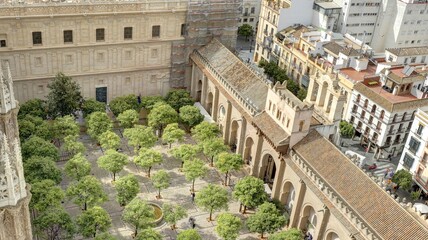 la ville de Séville vue depuis les hauteurs de la cathédrale avec ses toits, ses rues et ses églises