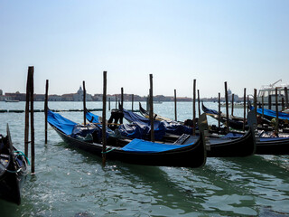  Góndolas en un canal de Venecia, Italia