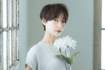 Poster - 白い花を持つ女性ポートレート