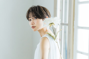 Poster - 白い花を持つ女性ポートレート