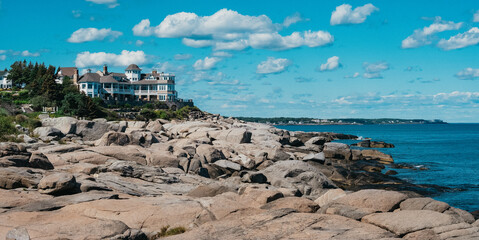 Canvas Print - Scenic view of the seaside Castle Hill Inn against blue cloudy sky background