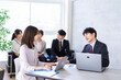© maroke - オフィスでビジネスミーティングをする会社員