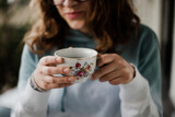 Fototapeta  - Mujer tomando una taza de café. Concepto de bebidas y alimentos.