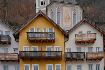 Wall Mural - Hallstatt village in mountainous Salzkammergut region, Austria