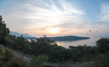 Fototapeta Na ścianę - Panorama lors d'un lever de soleil sur la presqu'île du Cap Ferrat depuis la petite batterie de Nice sur la Côte d'Azur