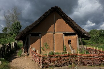 Canvas Print - Reetgedecktes Wikinger Lehmhaus in Haithabu.