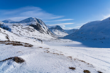 Fototapete - High winds over the beautiful snow covered Visttas valley in Sweisch Lapland.