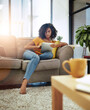 © Delmaine Donson/peopleimages.com - Spending a little free time online. Full length shot of an attractive young woman using her tablet while relaxing at home on the weekend.