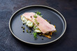 Modern Style traditionell geräuchertes Regenbogenforellen Filet mit Kartoffelsalat, Mayonnaise und Senf serviert als close-up auf einem Nordic Design Teller 