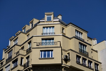 Poster - Immeuble ancien, coin de rue avec ciel bleu.