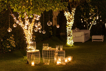 Allestimento di una location  elegante realizzato con candele 