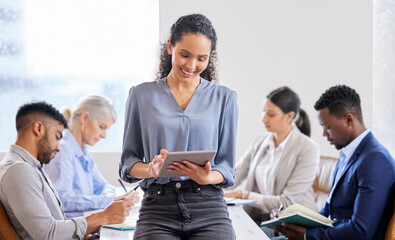 Leinwandbilder - Many ideas grow better. Shot of a confident young businesswoman working in a modern office.