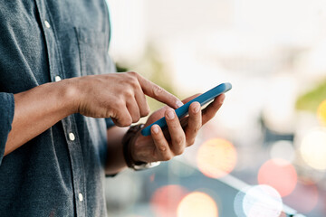 Aufkleber - Staying connected keeps business moving. Cropped shot of a businessman using a smartphone against a city background.