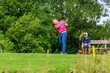 © ARochau - Golfspieler baim Abschlag vom Tee