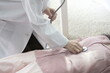 © 상은 신 - Doctor examining woman's stomach with stethoscope