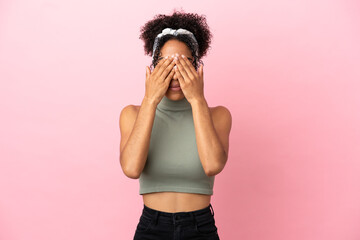 Sticker - Young latin woman isolated on pink background covering eyes by hands