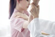 © 상은 신 - Doctor checking patient's arm pain