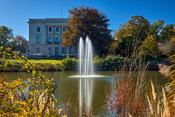 Wall Mural - Das Weiße Haus am großen Parkteich im AGRA-Park Markkleeberg bei Leipzig.