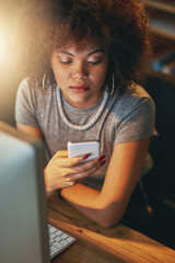 Aufkleber - Dont wait up for me, Im working late. Shot of a young woman using a phone during a late shift at the office.