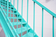 鮮やかなエメラルドグリーンの屋外階段
