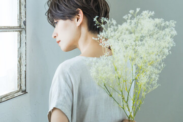 Poster - 花を持つ女性　美容イメージ
