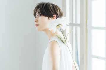 Poster - 白い花を持つ女性ポートレート