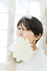 Poster - 白い花を持つ女性ポートレート