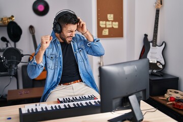 Canvas Print - Young hispanic man singing song at music studio