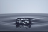 Fototapeta Łazienka - Rozbryzg kropli wody tworzący koronę