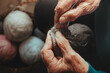 © anandart - manos tejiendo abuela