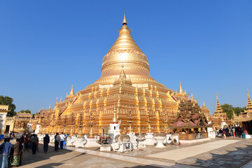 Wall Mural - view to the Shwezigon pagoda or shwezigon paya, a Buddhist temple located in Nyaung-u, near Bagan, in Myamar (Burma)
