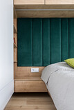 Fototapeta  - Mała sypialnia z pojemnymi szafami, zielonym zamszem i półkami