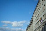 Fototapeta Tęcza - Tęczowa flaga na budynku