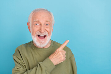 Poster - Portrait of attractive cheerful grey-haired man demonstrating copy space ad new offer isolated over bright blue color background